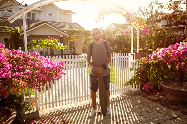 Cara skate ao pôr do sol a partir de sua penthouse — Fotografia de Stock