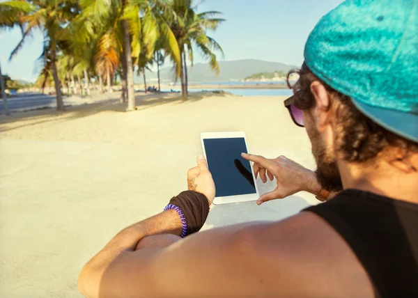 Freelancer trabalhador cara sentado na praia com vista para a palma t — Fotografia de Stock