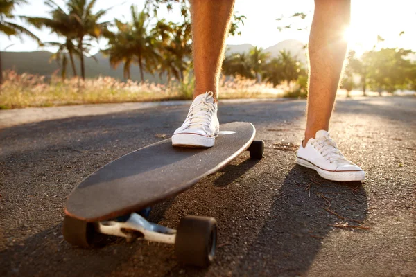 Ragazzo su skateboard al tramonto — Foto Stock