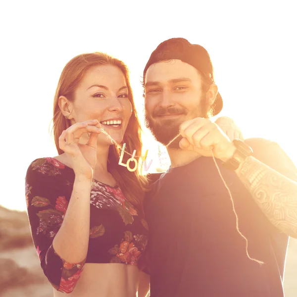 Feliz pareja enamorada en las dunas de arena, concepto de San Valentín D —  Fotos de Stock