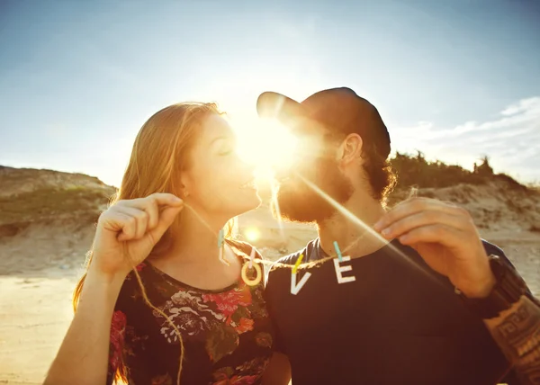 バレンタイン D の概念、砂丘の愛に幸せなカップル — ストック写真