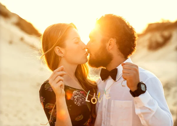 Happy couple in love on the sand dunes, concept of Valentine's D — Stock Photo, Image