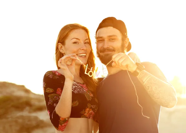 Casal feliz no amor nas dunas de areia, conceito de D de Valentim — Fotografia de Stock