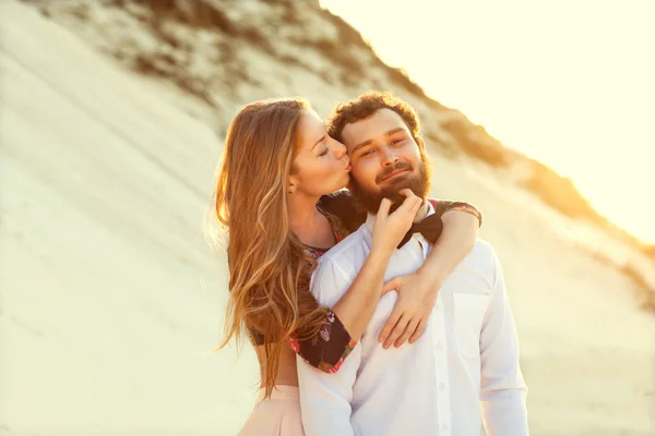 Glückliches verliebtes Paar auf den Sanddünen, Konzept des Valentin d — Stockfoto