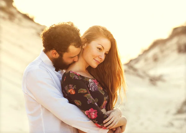 Casal feliz no amor nas dunas de areia, conceito de D de Valentim — Fotografia de Stock