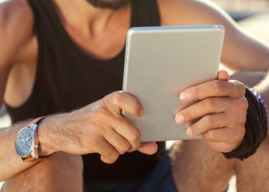 Adam niteliğine elinde güneşli tablet