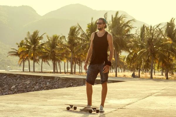Guy skateboard i solnedgången — Stockfoto