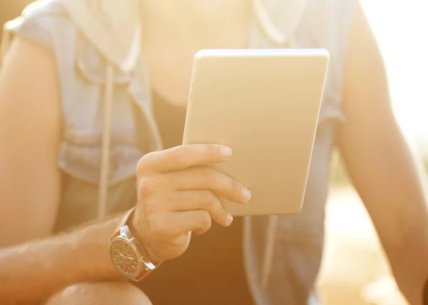 Zonnige Tablet PC in de handen van de man op de aard — Stockfoto