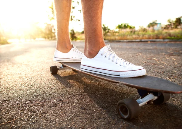 Ragazzo su skateboard al tramonto — Foto Stock