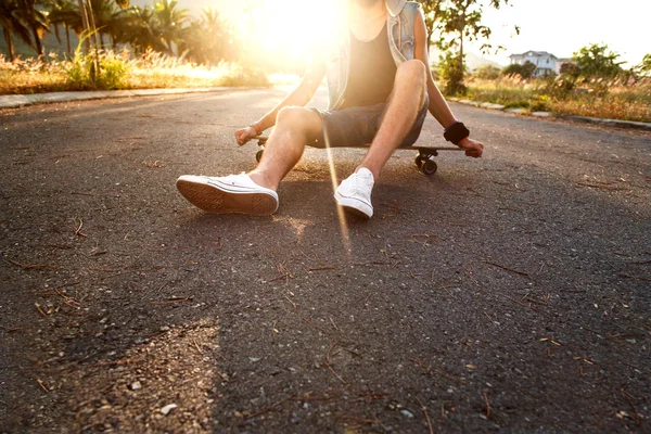 Chlap na skateboardu při západu slunce — Stock fotografie