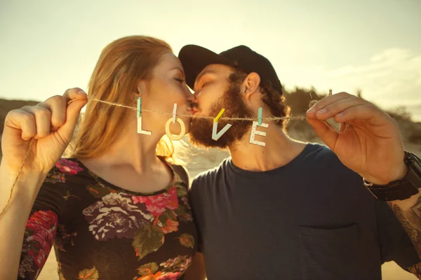 Lyckliga par i kärlek på sanddynerna, begreppet alla hjärtans D — Stockfoto