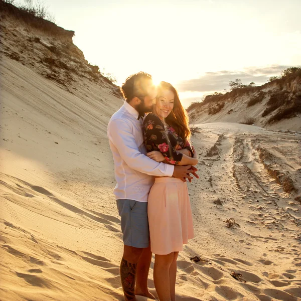 Mutlu çift aşık kum tepeleri üzerinde Sevgililer D kavramı — Stok fotoğraf