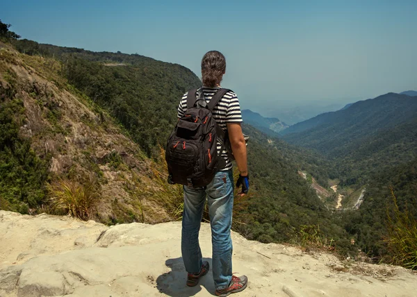 Turysta w górach z plecakiem wart obejrzenia — Zdjęcie stockowe