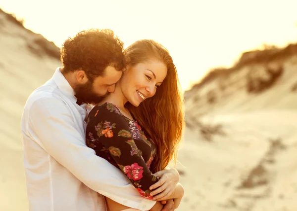 Feliz pareja enamorada en las dunas de arena, concepto de San Valentín D — Foto de Stock