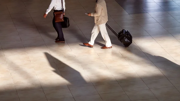 Люди в аэропорту идут на посадку самолета — стоковое фото