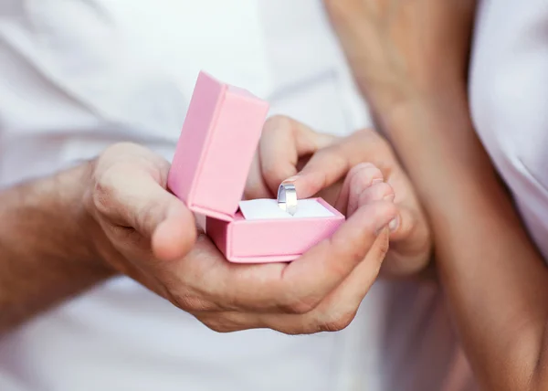 Mann hält Verlobungsring, Hochzeit, Liebe — Stockfoto