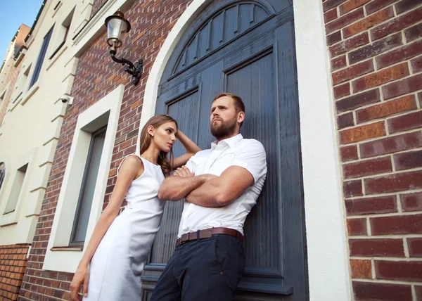 时尚夫妇站在欧洲的四分之一，在一件白色的裙子 — 图库照片