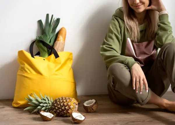 Tasche Mit Lebensmitteln Obst Und Kräutern Auf Dem Boden Lieferung — Stockfoto