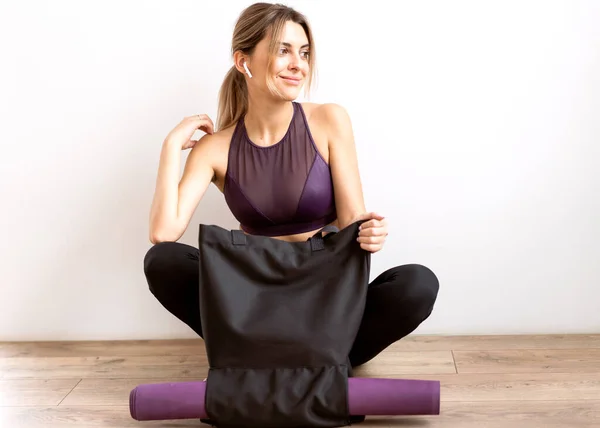 Close Womans Hands Rolling Exercise Mat Preparing Doing Yoga — Stock Photo, Image