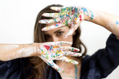 Beyaz arka planda poz veren güzel bir kızın portresi.