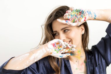 Beyaz arka planda poz veren güzel bir kızın portresi.