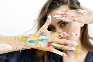 Beyaz arka planda poz veren güzel bir kızın portresi.