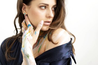 Beyaz arka planda poz veren güzel bir kızın portresi.