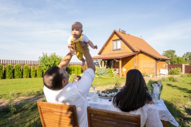 Mutlu aile arka bahçelerinde piknik yapıyor, çay partisi veriyor, sarılıyor, aile değerleri...