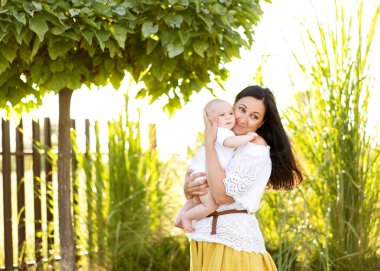 Anne ve oğlu güzel bir tarlada oynanıyor, özgürlük kavramı gün batımında.