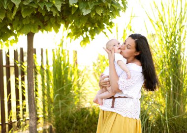 Anne ve oğlu güzel bir tarlada oynanıyor, özgürlük kavramı gün batımında.