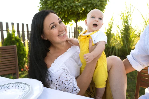 Familia Feliz Patio Trasero Teniendo Picnic Fiesta Abrazos Valores Familiares — Foto de Stock