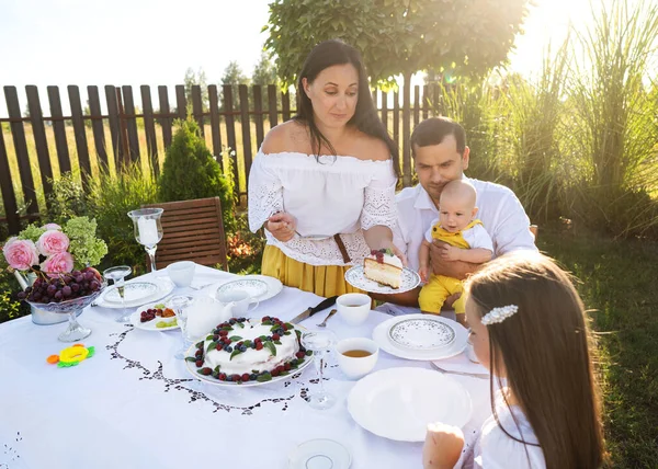 Lycklig Familj Sin Bakgård Att Picknick Och Fest Kramas Familjevärden — Stockfoto