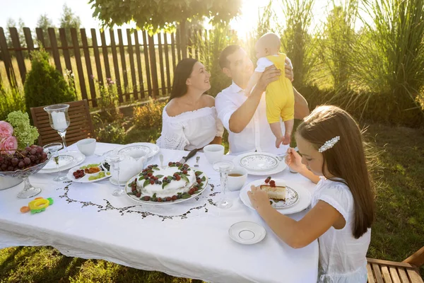 Glückliche Familie Ihrem Hinterhof Mit Picknick Und Teeparty Umarmung Familienwerte — Stockfoto