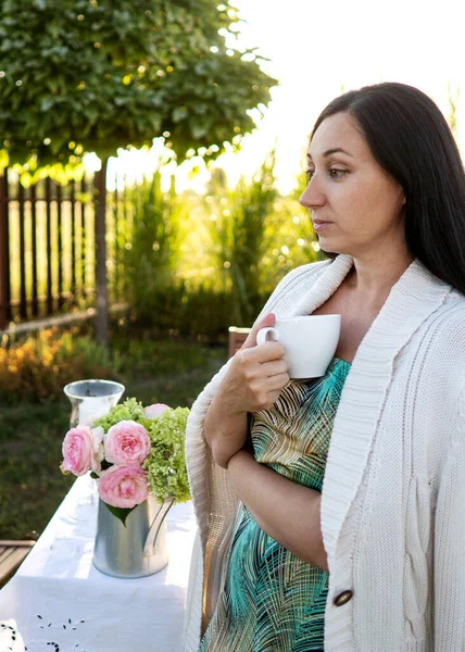 Retrato Una Chica Con Una Taza Relajándose Patio Trasero Picnic — Foto de Stock