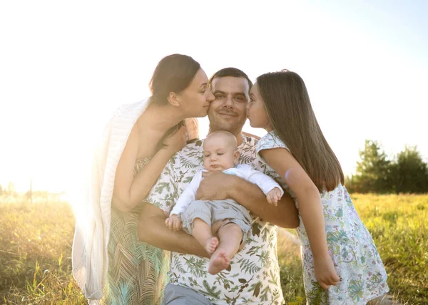 Famille Dans Champ Marchant Coucher Soleil Baisers — Photo