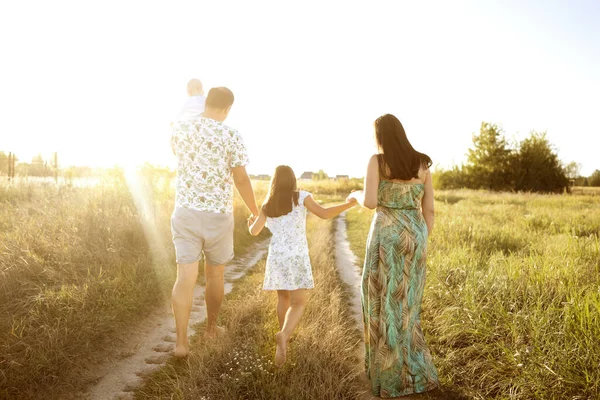 Familj Ett Fält Vid Solnedgången Promenader Med Ryggen Framefamily Ett — Stockfoto