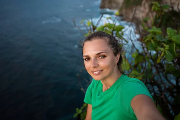 Fille Fait Selfie Sur Fond Océan Souriant Coucher Soleil — Photo