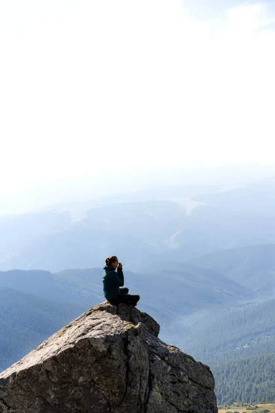 Girl Meditates Mountains Sunset Sitting Lotus Position — Stock Photo, Image