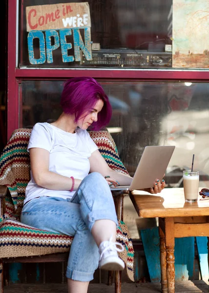 Ragazza Freelance Con Capelli Viola Siede Caffè Lavora Computer — Foto Stock