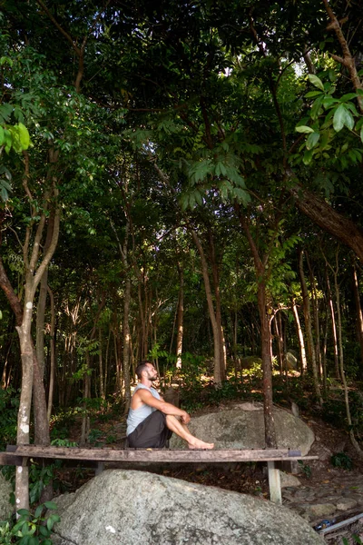 Chico Está Meditando Mientras Está Sentado Selva Naturaleza Concentración Calma —  Fotos de Stock