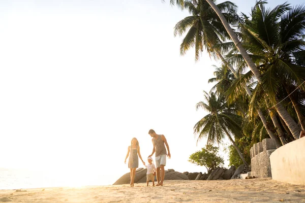 Felice Passeggiata Famiglia Sulla Spiaggia Tramonto — Foto Stock