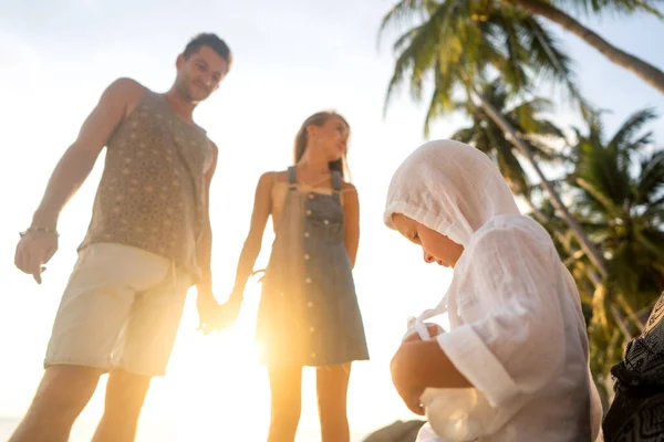 Happy Family Walking Beach Sunset — Stock Photo, Image