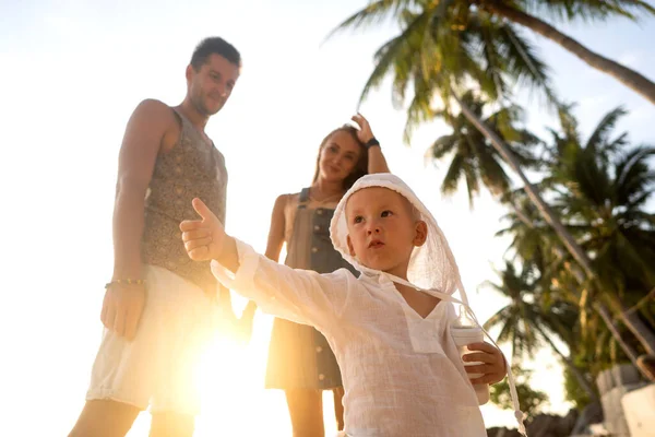 Familia Feliz Caminando Playa Atardecer — Foto de Stock