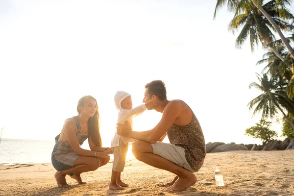 Família Feliz Andando Praia Pôr Sol — Fotografia de Stock