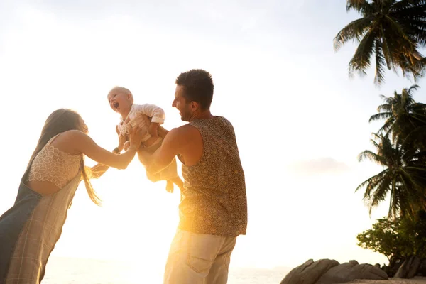 Szczęśliwa Rodzina Spacerująca Plaży Zachodzie Słońca — Zdjęcie stockowe