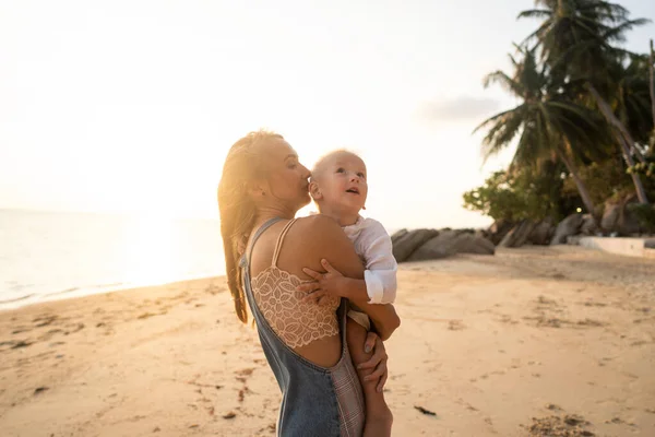 Feliz Mamá Con Hijo Caminando Playa Atardecer —  Fotos de Stock