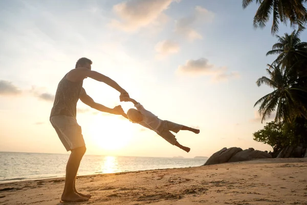 Ευτυχισμένος Πατέρας Γιο Περπατώντας Στην Παραλία Ηλιοβασίλεμα — Φωτογραφία Αρχείου