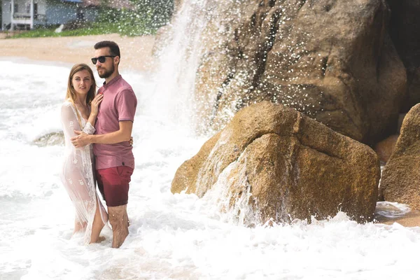 Verliebtes Paar Spaziert Strand Thailand — Stockfoto