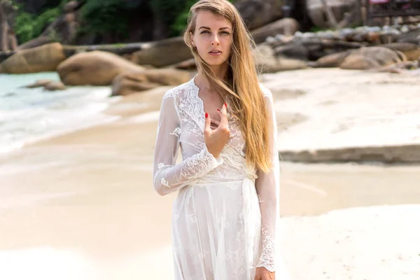 Beyaz Elbiseli Güzel Kız Sahilde Yürüyor — Stok fotoğraf