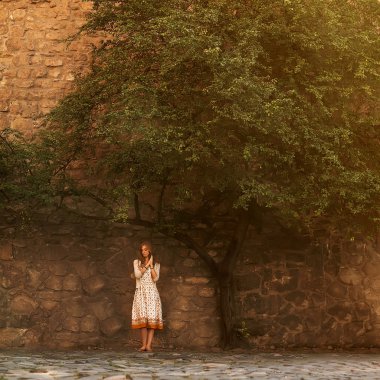 Kızıl saçlı kız sokakta